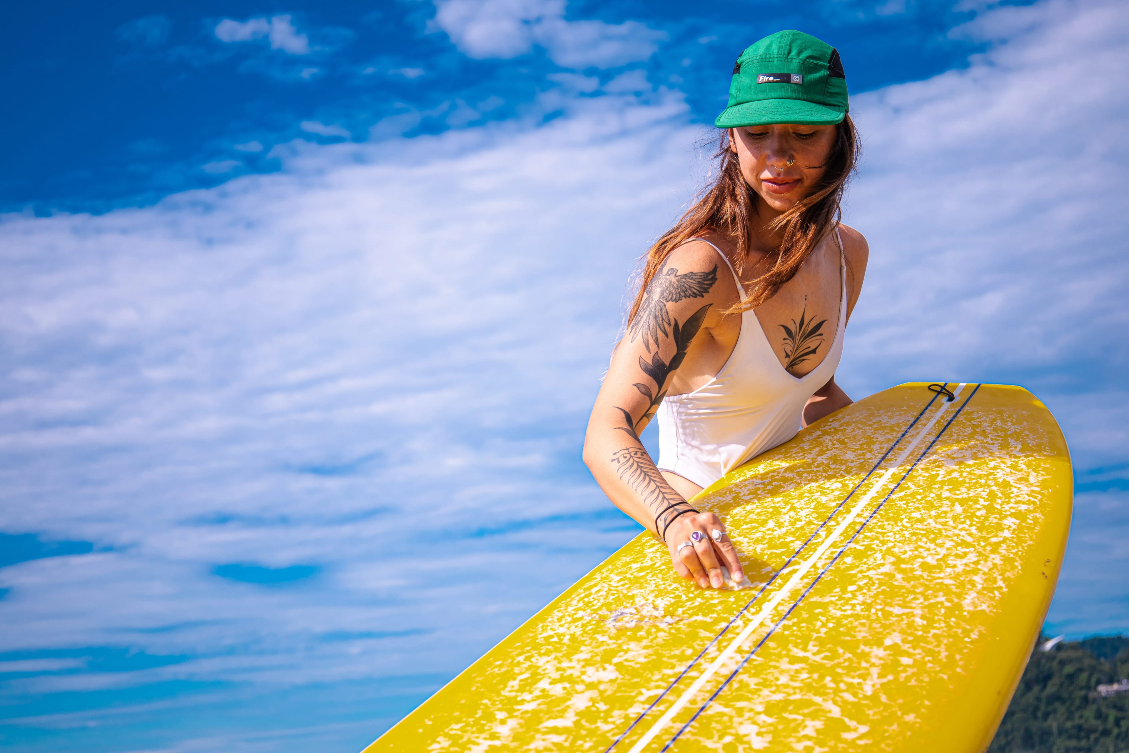 Tati Gomes Surfing Desktop