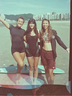 Turma reunida segurando pranchas coloridas