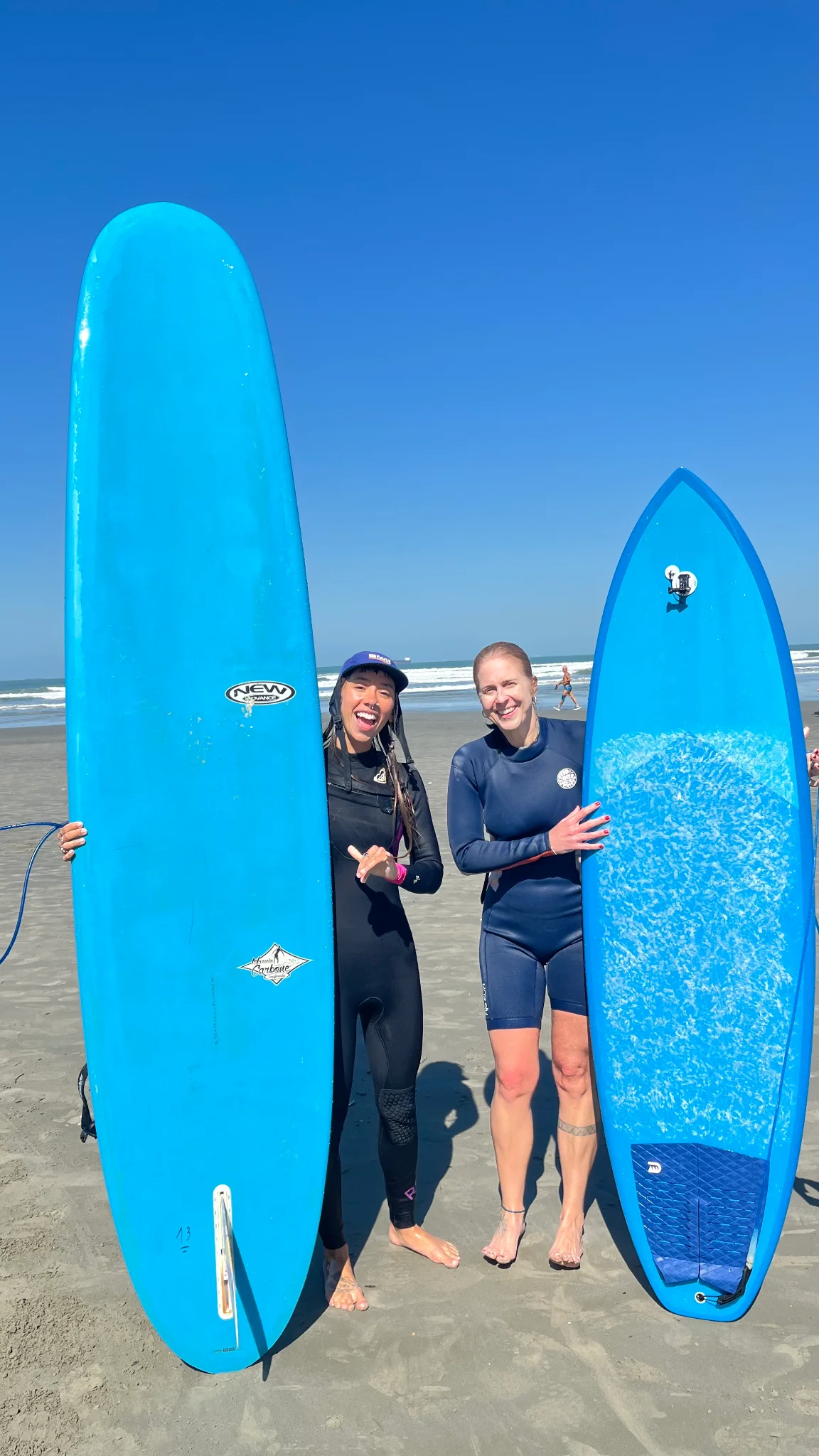 Aluna surfando onda em pé