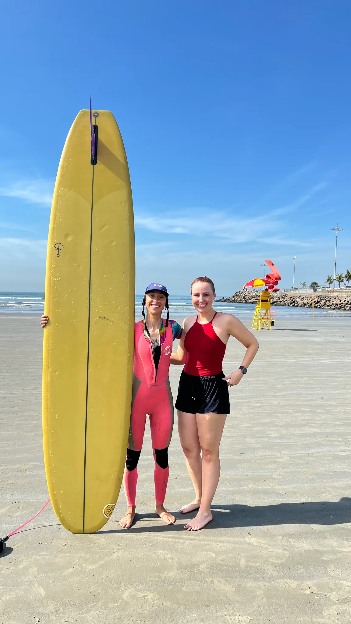 Surfista remando em mar calmo