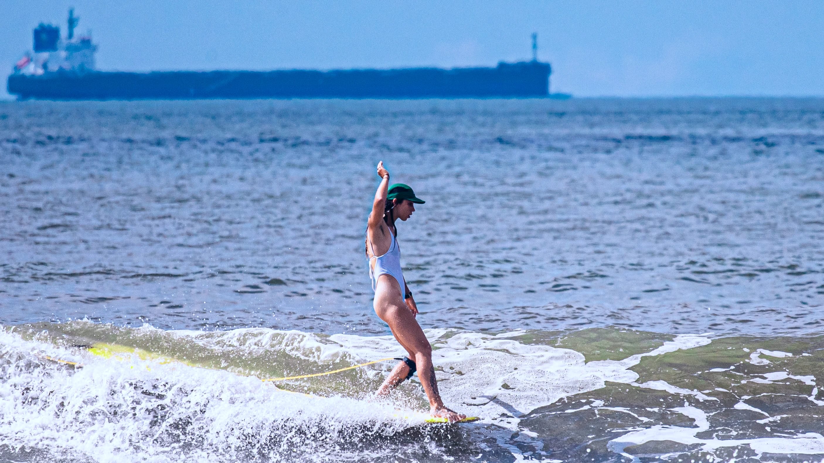 Surfista pegando onda