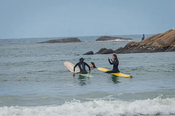 Equipe alinhada na água aguardando a onda