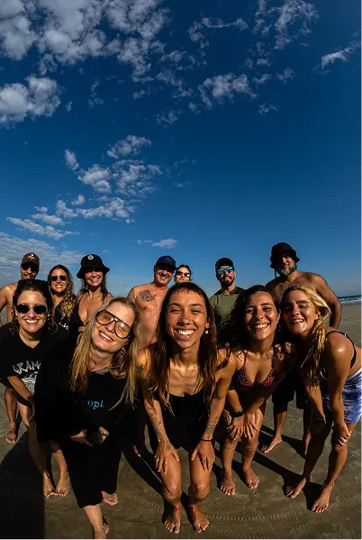 Surfista remando em direção às ondas